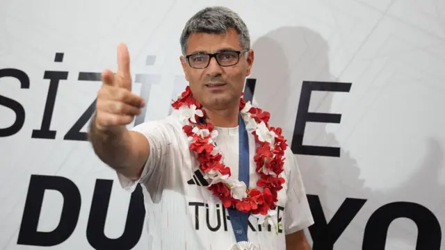 Yusuf Dikec posing after returning to Turkey